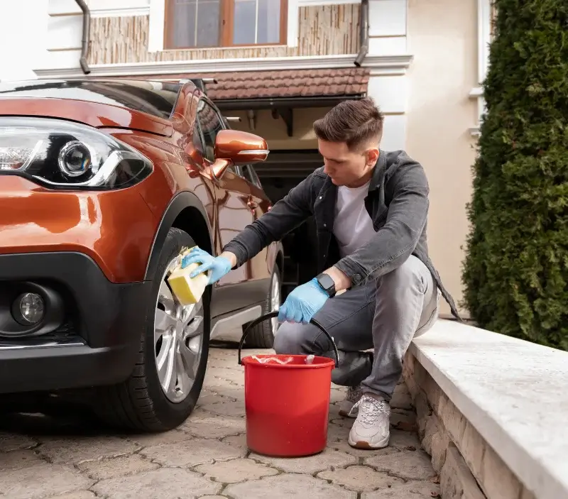 Lavage auto à domicile Nouans-les-Fontaines : professionnel intervenant sur un véhicule